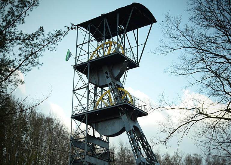 Tunel z historycznymi wózkami