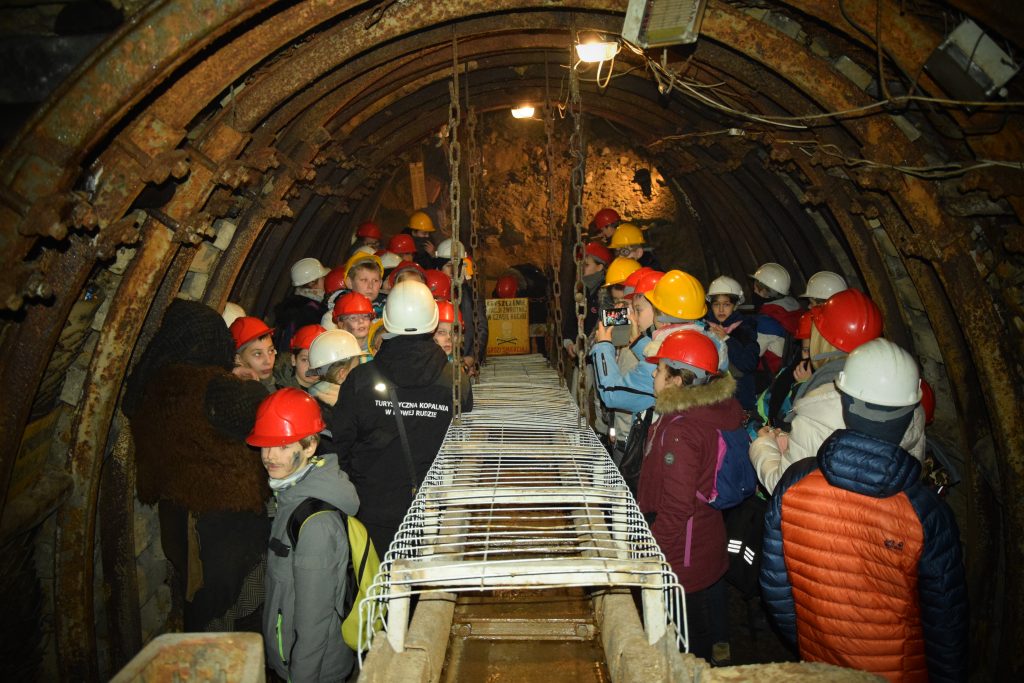 Grupa turystów w podziemiach
