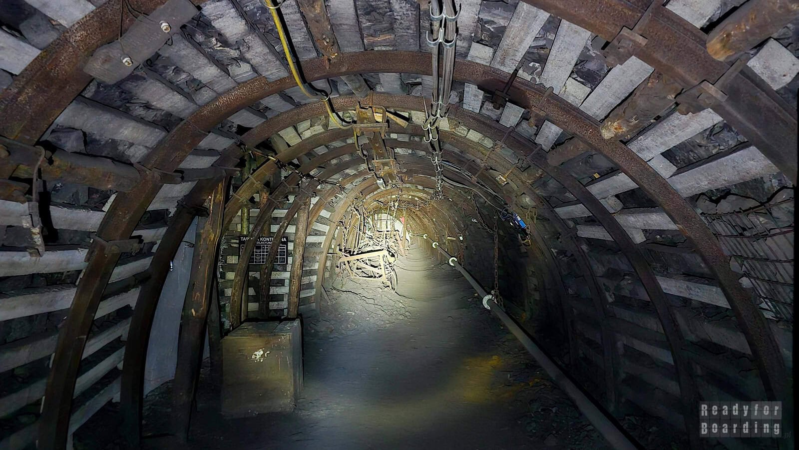 Korytarz z drewnianymi podporami