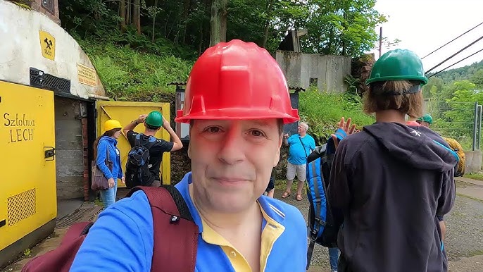 Turysci zwiedzający podziemia kopalni